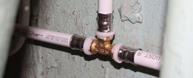 The coupling connecting for plastic pipes