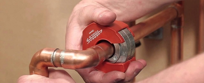 Pipe cutter for copper pipes