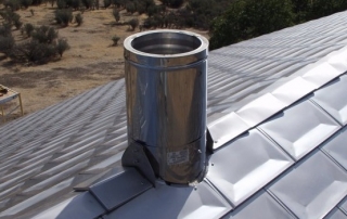 Installation of a chimney from a sandwich pipe through the roof