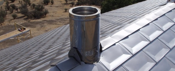 Installation of a chimney from a sandwich pipe through the roof